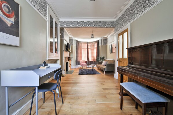 Hus – comfort, 3 soverom, kjøkken | Oppholdsområde | Flatskjerm-TV