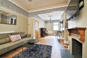 Hus – comfort, 3 soverom, kjøkken | Oppholdsområde | Flatskjerm-TV