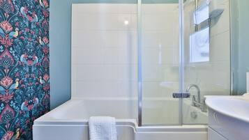 Comfort House, 3 Bedrooms, Kitchen | Bathroom | Combined shower/bathtub, free toiletries, towels, soap