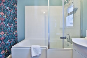 Comfort House, 3 Bedrooms, Kitchen | Bathroom | Combined shower/tub, free toiletries, towels, soap - Elegantly Designed House with Piano (Cardiff)