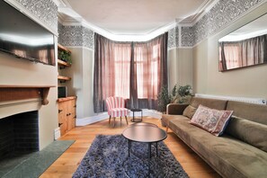 Comfort House, 3 Bedrooms, Kitchen | Living area | Flat-screen TV - Elegantly Designed House with Piano (Cardiff)