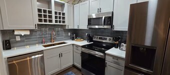 2/1 guesthouse with boat parking, outdoor shower, jetted tub, & craft ice!