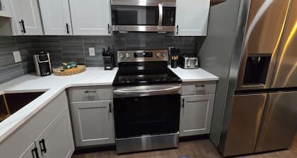 2/1 guesthouse with boat parking, outdoor shower, jetted tub, & craft ice!