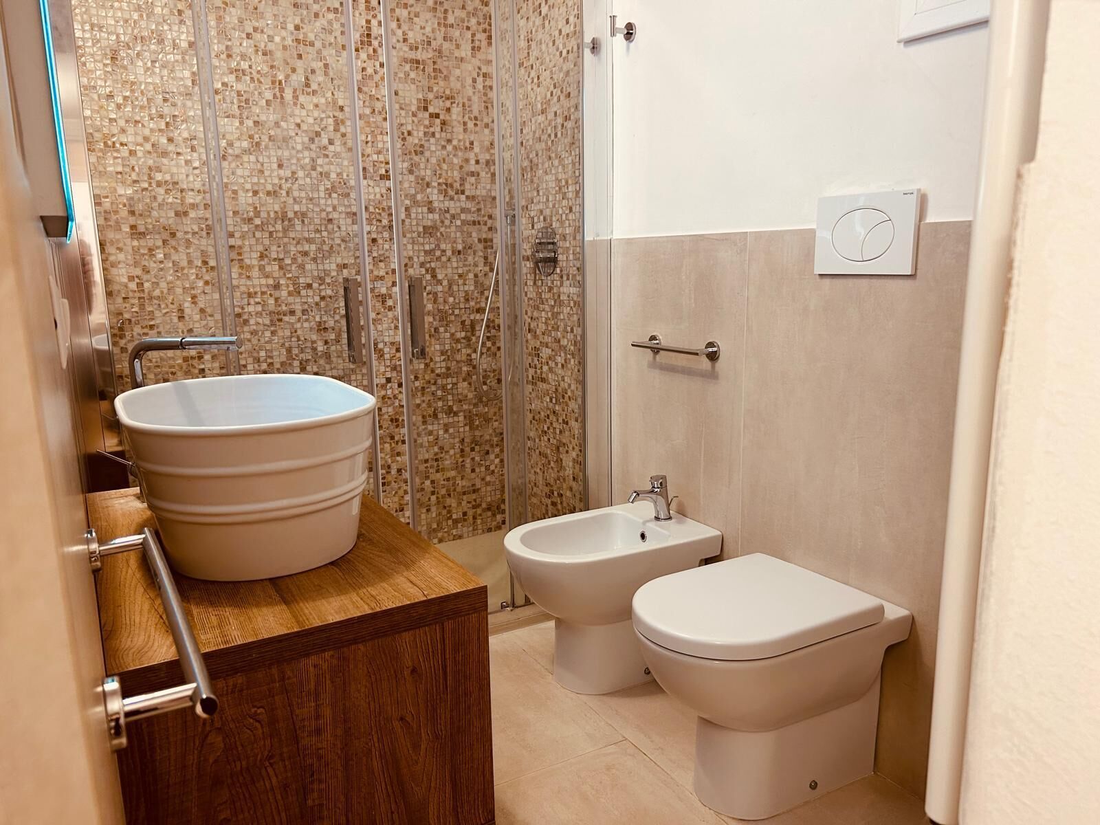 Un baño con un lavamanos grande, un bidé y un inodoro.