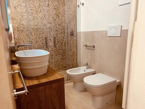Douche, articles de toilette écologiques, sèche-cheveux, bidet