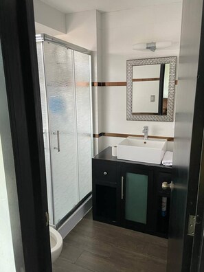 Douche, serviettes fournies, papier toilette