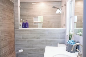 Dusche, Haartrockner, Handtücher, Seife