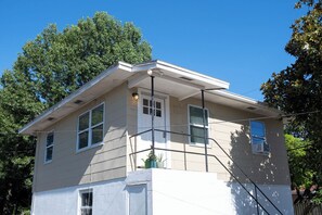 Exterior - Pineapple Penthouse- Cozy 1/1 Suite Near Downtown St. Pete -PET FRIENDLY (St. Petersburg)