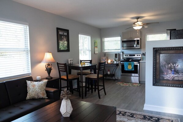 Smart TV - Pineapple Penthouse- Cozy 1/1 Suite Near Downtown St. Pete -PET FRIENDLY (St. Petersburg)