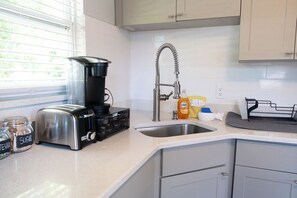 Fridge, microwave, oven, stovetop - Pineapple Penthouse- Cozy 1/1 Suite Near Downtown St. Pete -PET FRIENDLY (St. Petersburg)