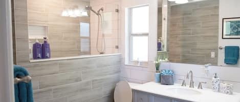 Dusche, Haartrockner, Handtücher, Seife