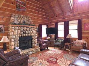 Smart TV, caminetto, tavolo da calcetto, libri