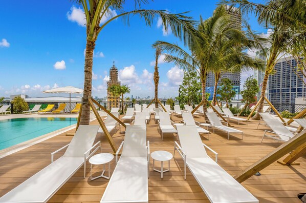 Outdoor pool - Upscale 1BR in DTW Miami with City Views (Miami)