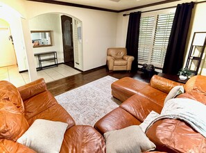 TV connectée, cheminée, espaces bureaux, écrans d'ordinateur