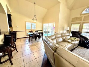 スマートテレビ、暖炉、書斎 / ワークスペース、PC モニター