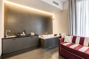 Exclusive Suite, City View | Living area