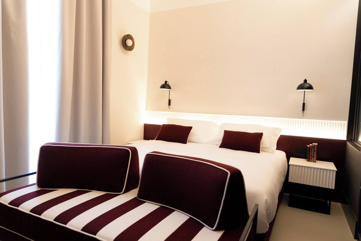 1 bedroom, Egyptian cotton sheets, premium bedding, down duvets