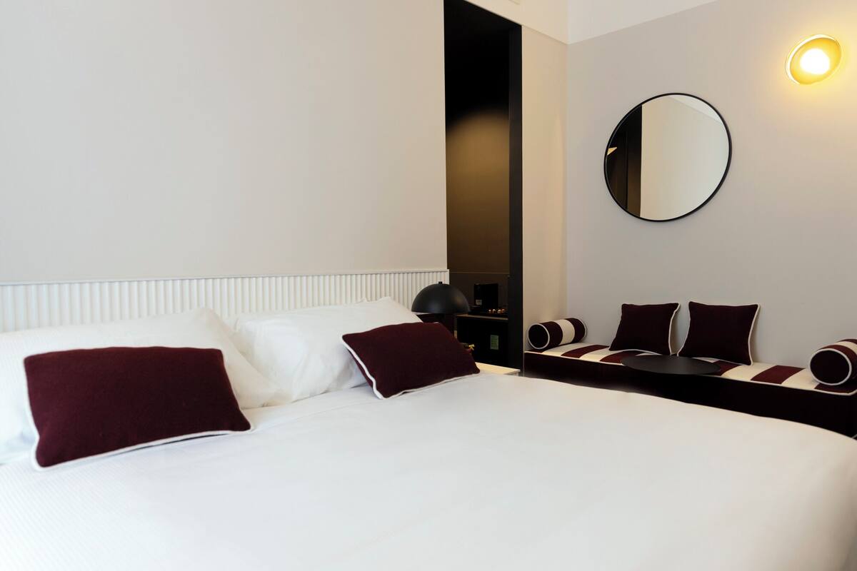 1 bedroom, Egyptian cotton sheets, premium bedding, down duvets