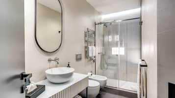 Quarto exclusivo | Banheiro | Produtos de toalete grátis, secador de cabelo, chinelos, bidê