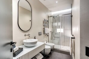 Exclusive Room | Bathroom | Free toiletries, hair dryer, slippers, bidet - Adaram Suites (Naples)