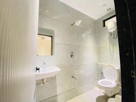 Habitación Deluxe doble | Baño | Ducha, zapatillas, toallas y jabón