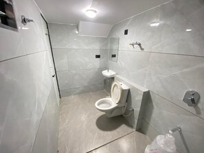 家庭双人房或双床房, 1 间卧室, 城市景观 | 浴室