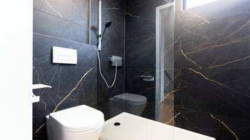 Dusche, Haartrockner, Handtücher, Seife