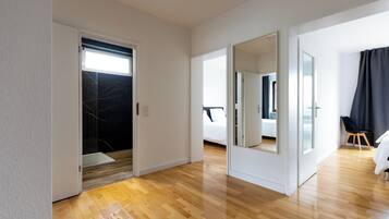 5 Schlafzimmer, Bügeleisen/Bügelbrett, Reisekinderbett, WLAN