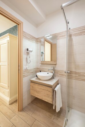 Habitación cuádruple Confort | Baño | Regadera, secadora de cabello, batas, toallas 