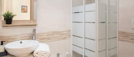 Phòng Tiêu chuẩn, 1 phòng ngủ | Phòng tắm | Buồng tắm vòi sen, máy sấy tóc, áo choàng tắm, khăn tắm