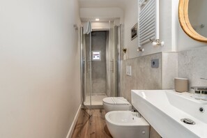 Douche, sèche-cheveux, bidet, serviettes fournies