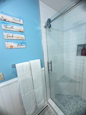 Douche, séchoir à cheveux, serviettes fournies, savon