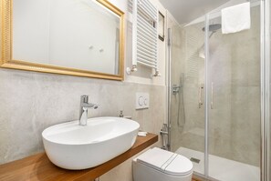 Dusche, Haartrockner, Handtücher