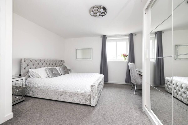 Elegant Flat With Balcony - Leith
