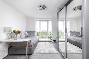 Living area - Elegant Flat with Balcony (Edinburgh)