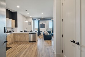 冰箱、微波炉、烤箱、炉灶