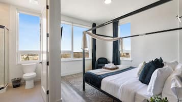 2 makuuhuonetta, työpöytä, silitysrauta/-lauta, vauvan matkasänky