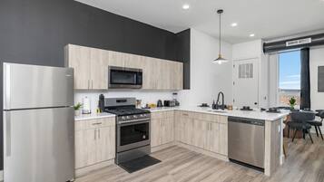 Jääkaappi, mikroaaltouuni, uuni, liesi