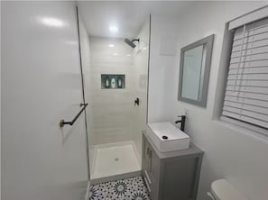 Douche, serviettes fournies, savon, papier toilette