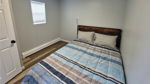 Una camera da letto con un letto, una finestra e una porta.