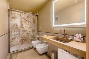 Saç kurutma makinesi, terlik, havlu, sabun 