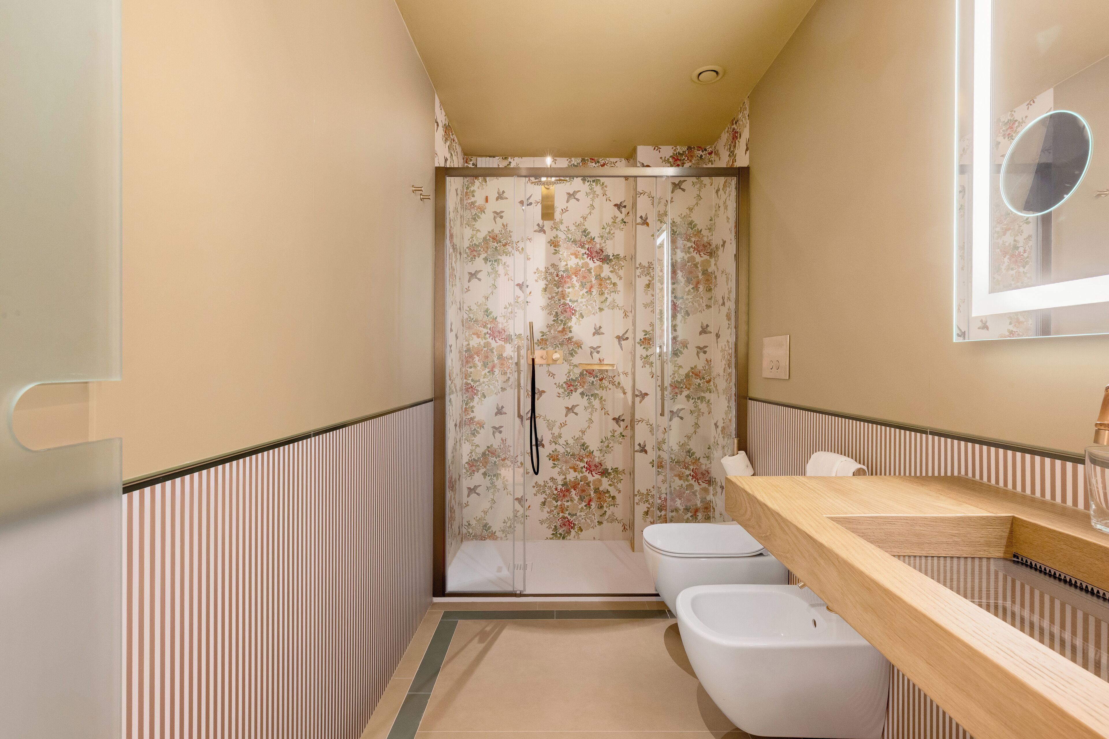 Baño con ducha, inodoro y lavamanos.