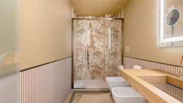Baño con ducha, inodoro y lavamanos.