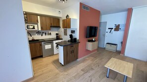 Fridge, microwave, oven, stovetop - Le Repos du Marin - With balcony and private parking lot (Rochefort)