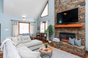 Télévision, cheminée, baby-foot