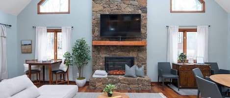 Télévision, cheminée, baby-foot