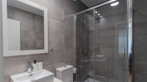 Een haardroger, handdoeken, toiletpapier