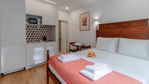 Iron/ironing board, free WiFi, bed sheets