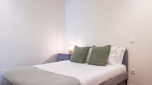 1 habitación, tabla de planchar con plancha, wifi gratis y ropa de cama 