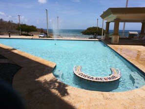 Una piscina al aire libre